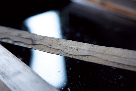 During the tempering, the blade is covered with clay.